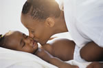 Moeder kust haar baby