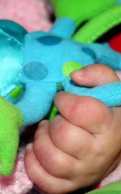 Baby met speelgoed